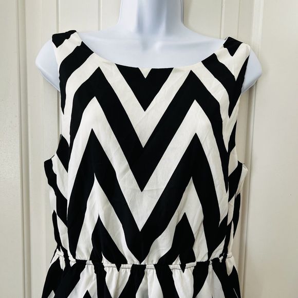 Everly Chevron Sleeveless Elastic Waist Black White Dress Large Lined Pockets - Picture 5 of 13